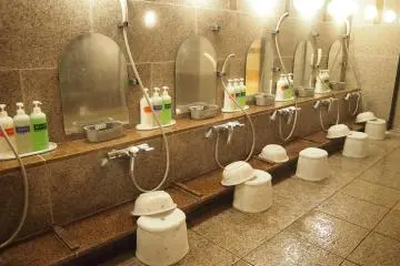 Showers with toiletries provided, to be used before dipping into the onsen.