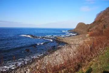 <p>The view of the Sea of Okhotsk from the waterfall.</p>