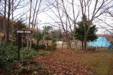 The outdoor area that has bird protection facilities, an ainu hut, a deer garden and an observation pond.
