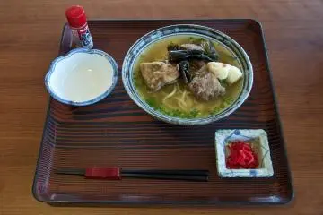 <p>โอกินาวะ โซบะ คุณสามารถเพลิดเพลินกับอาหารท้องถิ่นอันแสนอร่อยท่ามกลางอาหารท้องถิ่นแบบพิเศษอื่นๆ ที่ร้านอาหารในโรงแรม</p>