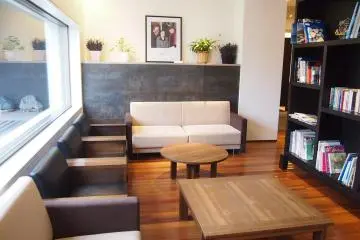 <p>ห้องนั่งเล่นที่โล่งโปร่ง แสงกำลังสวยนี้ปรากฏอยู่ในละครเกาหลีเรื่อง Love Rain ที่ถ่ายทำในฟุราโนะ</p>