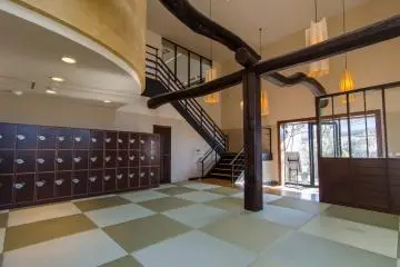 <p>The spacious lobby of the restaurant is great for large parties.</p>