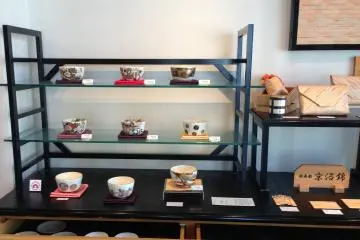 <p>Beautiful tea bowls on display at the gallery at Fukujuen&nbsp;Kyoto Shijo Street</p>