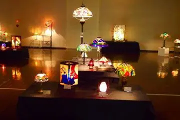 Seni kaca patri di Galeri Warga