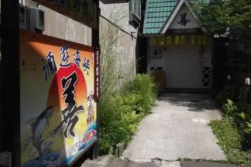 <p>The larger of the two shops, which was closed</p>