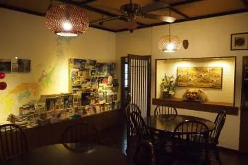 ข้อมูลด้านการท่องเที่ยวในโตเกียวและญี่ปุ่นวางไว้ใกล้ๆกับห้องอาหาร