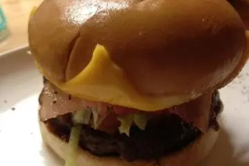 Delicious Hamburgers at Inch Bar Osaka