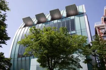 <p>On the opposite site of Omotesando&nbsp;there's this fancy convex shaped building, "hosting"&nbsp;Zara and the Gold's Gym on the upper floors.</p>