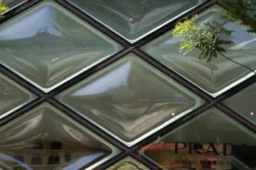 <p>... I also love the reflections of the passing traffic.</p>