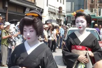 게이코와 마이코는 숙련된 전문가들이 만든 다른 헤어 악세사리를 착용한다