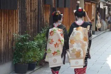 덜 붐비는 거리에서 평화롭게 