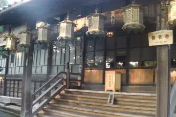 <p>โคมไฟแกว่งในสายลมฤดูใบไม้ร่วง</p>