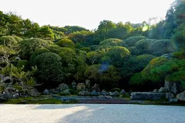 <p>Large groups of rocks on both sides, with smaller rock settings in the middle, create a great sense of depth</p>