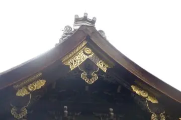 <p>ลวดลายสีทองบนหลังคา</p>