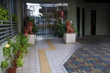 <p>The main entrance protected by a couple of Shisas&nbsp;(half dog, half lion statues) that help ward off evil</p>