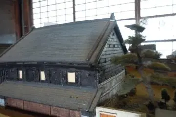 <p>This is a 1/100 scale model of the Shinohara residence and property including three large stone warehouses, just prior to the 1949 bombing attack of the city.&nbsp;</p>