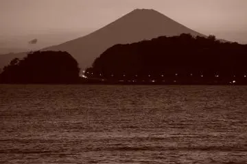 Why is this the best place to take Mt. Fuji photos? Because you will also have Enoshima Island in the foreground, along with sailboats and windsurfers, giving your shots some local color and flavor.