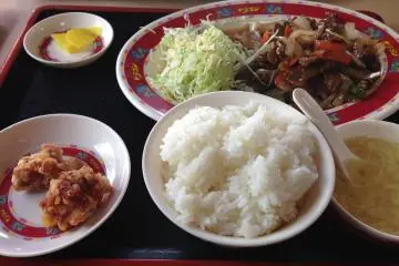 <p>Most items come in sets that more often than not include rice, radish, salad, soup and chicken karrage</p>