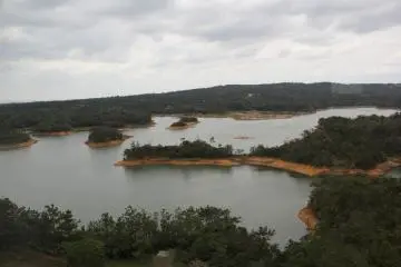 <p>Fingers and hilltops now appear as islands in the reservoir</p>