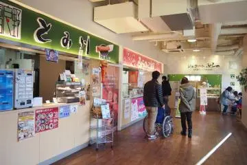 <p>FURADISH โซนขายอาหาร ขนม และ ไอศกรีม โดยเฉพาะของร้าน Cheese factory ที่มีชื่อเสียง</p>