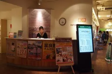 <p>พนักงานหลังเคาท์เตอร์พร้อมที่จะให้ข้อมูลคุณอยู่เสมอ</p>