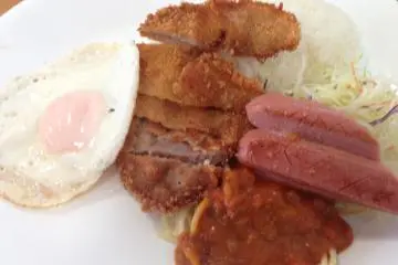 <p>This is the C Set for 550 yen. It includes soup, salad, rice, pork cutlet, egg, sausage and spaghetti</p>