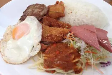 <p>The B set meal for 650 yen is the same as the C set meal but adds hamburger; the A set is the same as this but adds shrimp for just another 100 yen</p>
