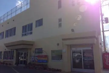 <p>Look for this building on the western most portion of Route 224 just south of the intersection with Route 36 in northern Okinawa City</p>