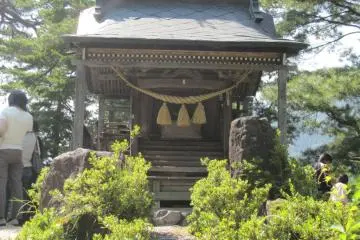 <p>Le petit sanctuaire qui se trouve au niveau du point de vue</p>
