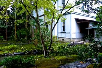 <p>Western-style building</p>