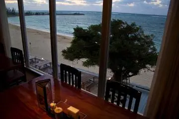 <p>Table at the "Shichifuku" Japanese restaurant,&nbsp;overlooking the beach&nbsp;</p>