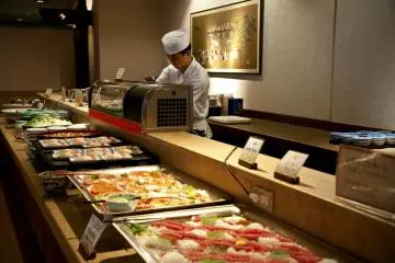 <p>The chef making sushi and sashimi&nbsp;at the "Shichifuku" Japanese restaurant</p>