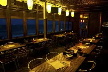 <p>Inside of the seaside izakaya &ldquo;Shimauta&rdquo;, where you&nbsp;can enjoy traditional Okinawan songs and Sanshin music while having&nbsp;a drink or two</p>