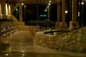 <p>A large public bath featuring ocean views; this is a&nbsp;perfect place to spend a nice moment resting both body and soul.&nbsp;</p>