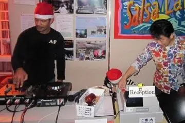 Tn. Miguel E. Martinez beraksi sebagai DJ. Tn. Yamauchi yang mengatur segalanya.
