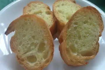 <p>Garlic bread is an extra cost as a side dish, but is included with all lunch specials, and also is a part of the meal set addition for 650 yen, which along with the bread adds, bottomless salad, bottomless soft drinks, a cup of soup, and a cake slice</p>