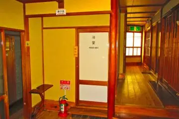 <p>The entrance to the private bath</p>