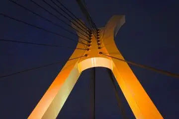 <p>Helmet structure in the middle of the bridge modeled after Samurai headgear</p>