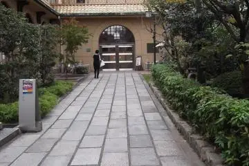 <p>The entrance to the Arts&nbsp;Center from the street</p>