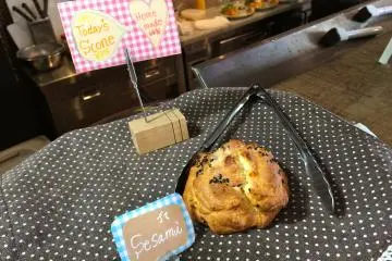 <p>ขนมปังสโคนที่ทำเองทุกวันของคาเฟ่</p>