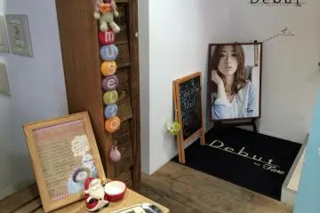 <p>คาเฟ่ Musetto ตั้งอยู่ชั้น 1 และร้านเสริมสวย Debut by Fare ตั้งอยู่ที่ชั้น 2</p>