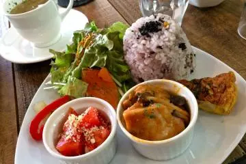 <p>A Daily Plate (มีให้เลือกมากมายในแต่ละวัน) ราคา 1260 เยน</p>