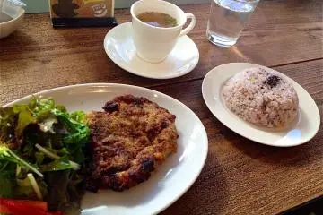 <p>British Chicken Plate (ไก่อบกระเทียม) ราคา 1050 เยน</p>