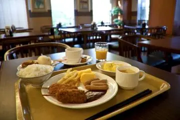 <p>ทานมื้อเช้าที่ร้านอาหารของโรงแรม</p>