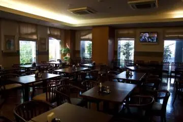 <p>ร้านอาหารของโรงแรมก่อนเวลาอาหารเช้า</p>