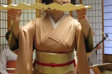드높이 부채 올리는 모양이 아름답다