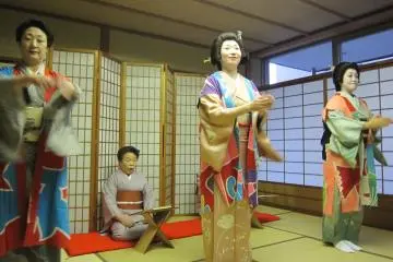 스포트라이트를 받은 선녀 같다