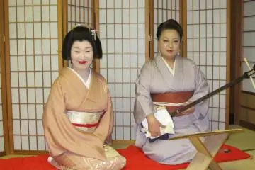 게이샤 시오리와 지방의 실선집 마도카.그녀의 샤미센은 일품이다
