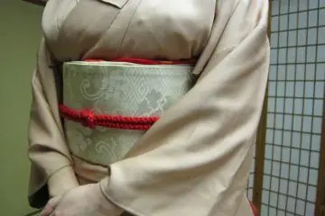 붉은색 오비띠까지. 소데까지도 연한 분홍색이다. 일반인이 입으면 광대지만 진짜 게이샤가 입으면 참으로 요염하다