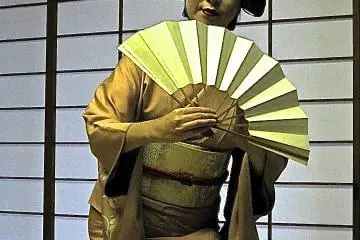 마치 일본인형 처럼 보인다